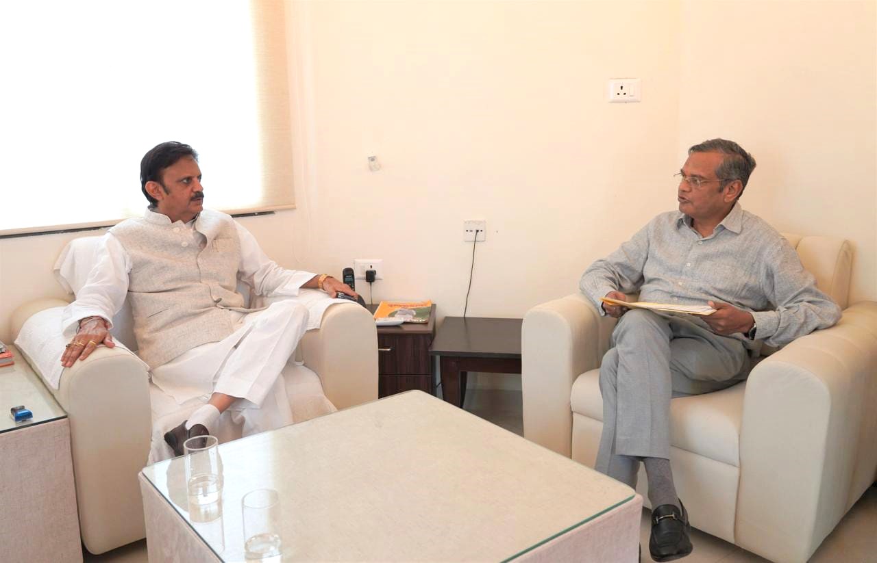 "Chief Minister Shri Rajendra Shukla and Executive of AIIMS Bhopal discussed health services."