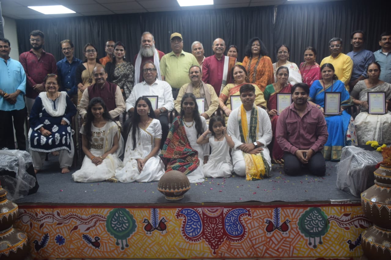 Sanskar Bharati honored the gurus, artists presented from the stage