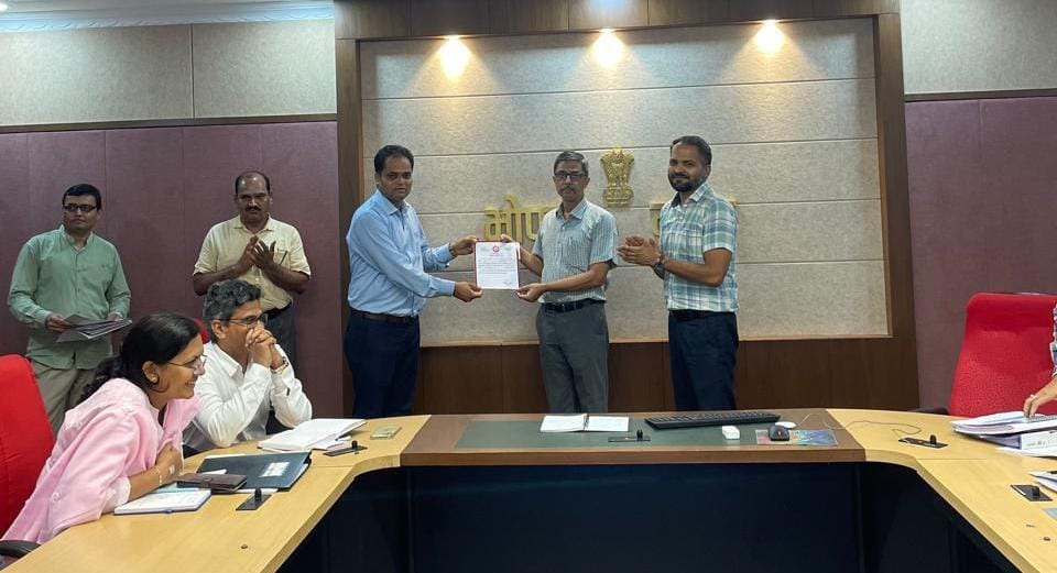 Safety Award Distribution Ceremony was organized in Bhopal under the leadership of Railway Manager Devashish Tripathi. 