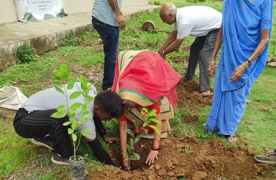 रवीन्द्रनाथ टैगोर विश्वविद्यालय के एनसीसी कैडेट्स का ऑपरेशन ग्रीन के तहत पौधरोपण अभियान