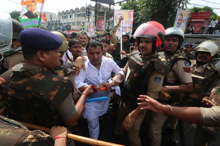 Youth Congress surrounded the bungalow of Chief Minister Mohan Yadav from Rang Mahal