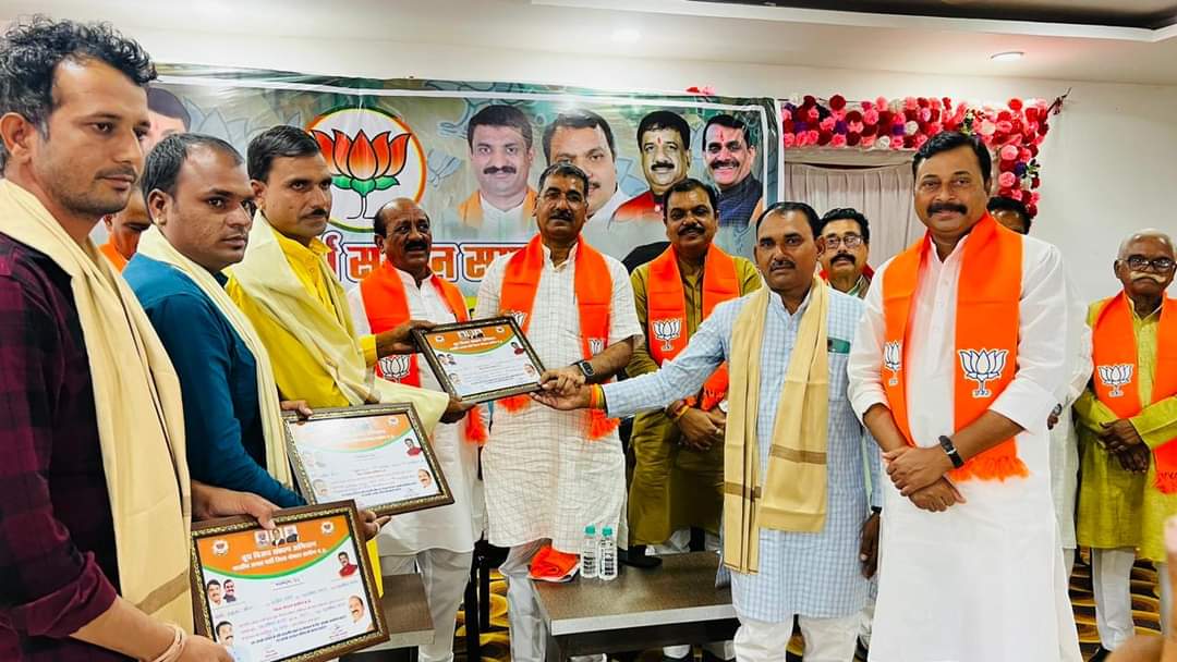 BJP State General Secretary Hitanand ji honored booth committees in Berasia