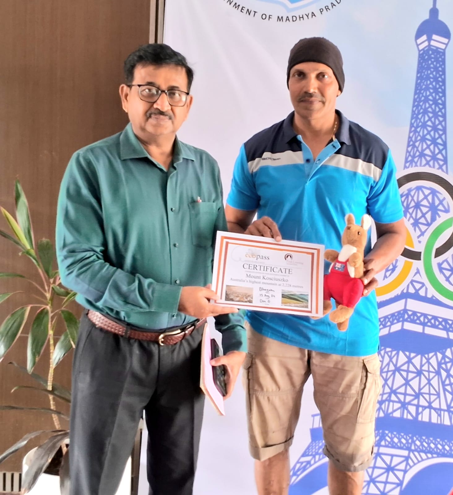 Mountaineer Bhagwan Singh Kushwaha reached Bhopal after hoisting the tricolor on Mount Kosciuszko