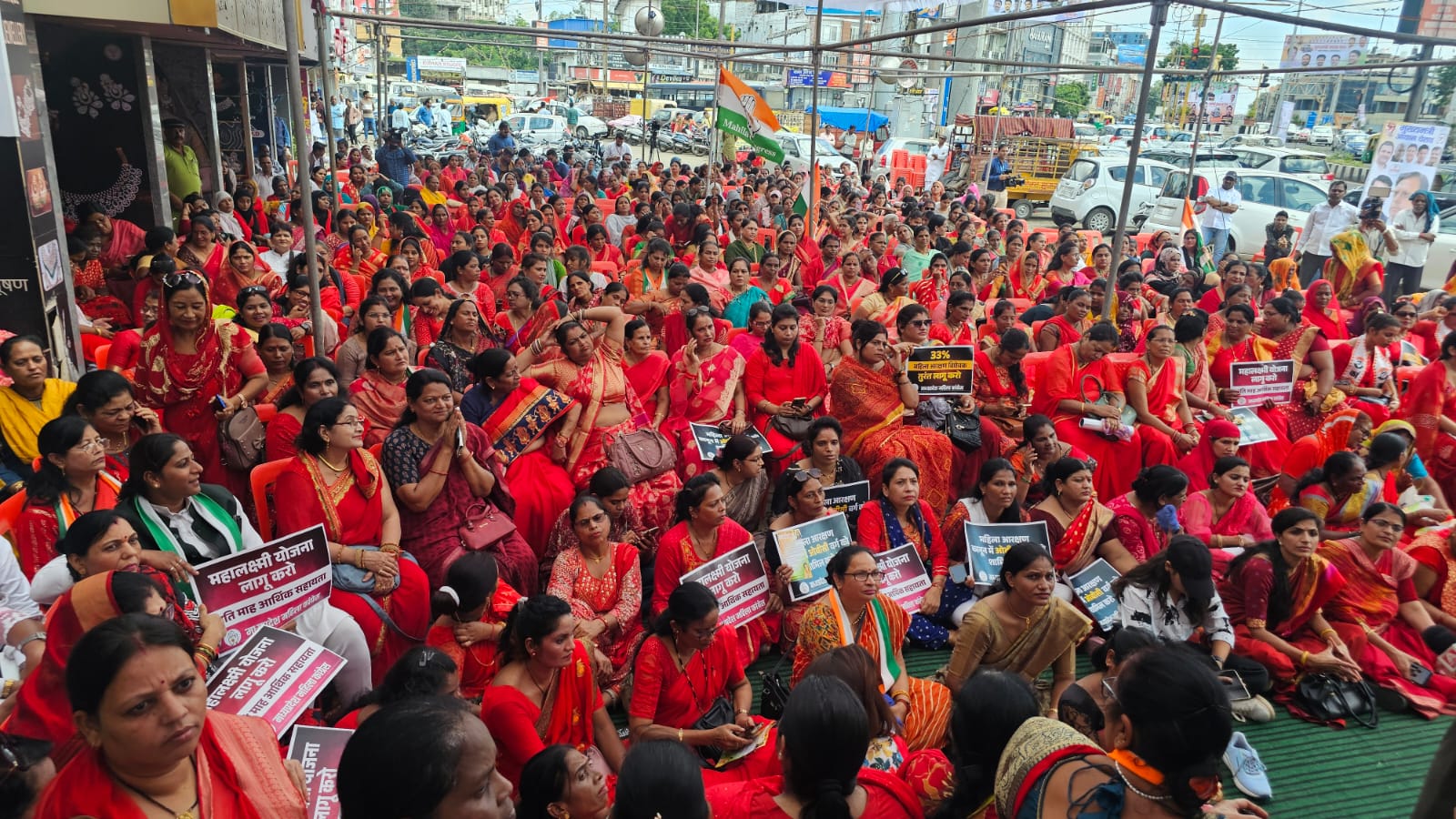 State level women's justice movement of Madhya Pradesh Mahila Congress was organized at Roshanpura intersection in Bhopal