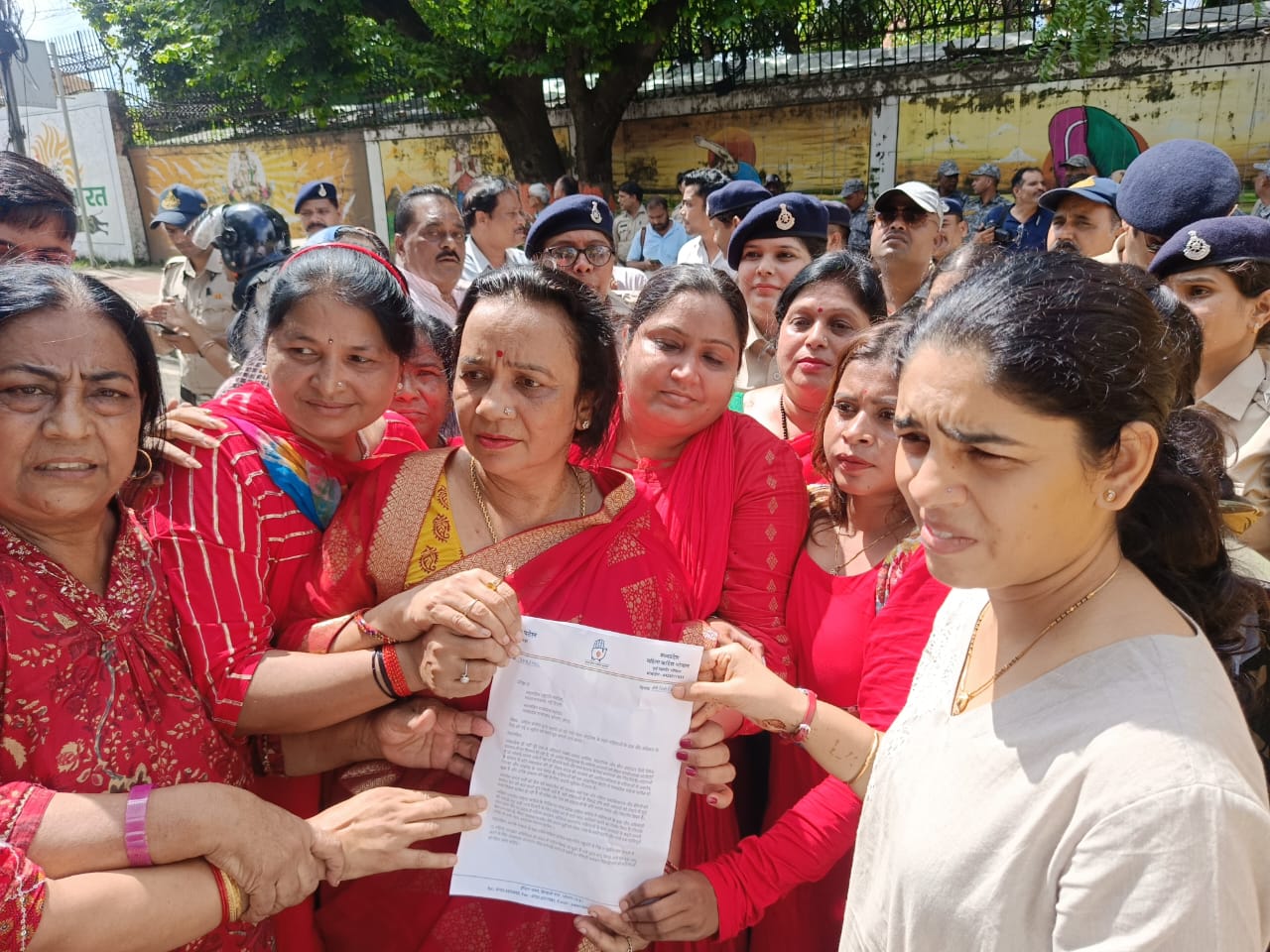 State level women's justice movement of Madhya Pradesh Mahila Congress was organized at Roshanpura intersection in Bhopal