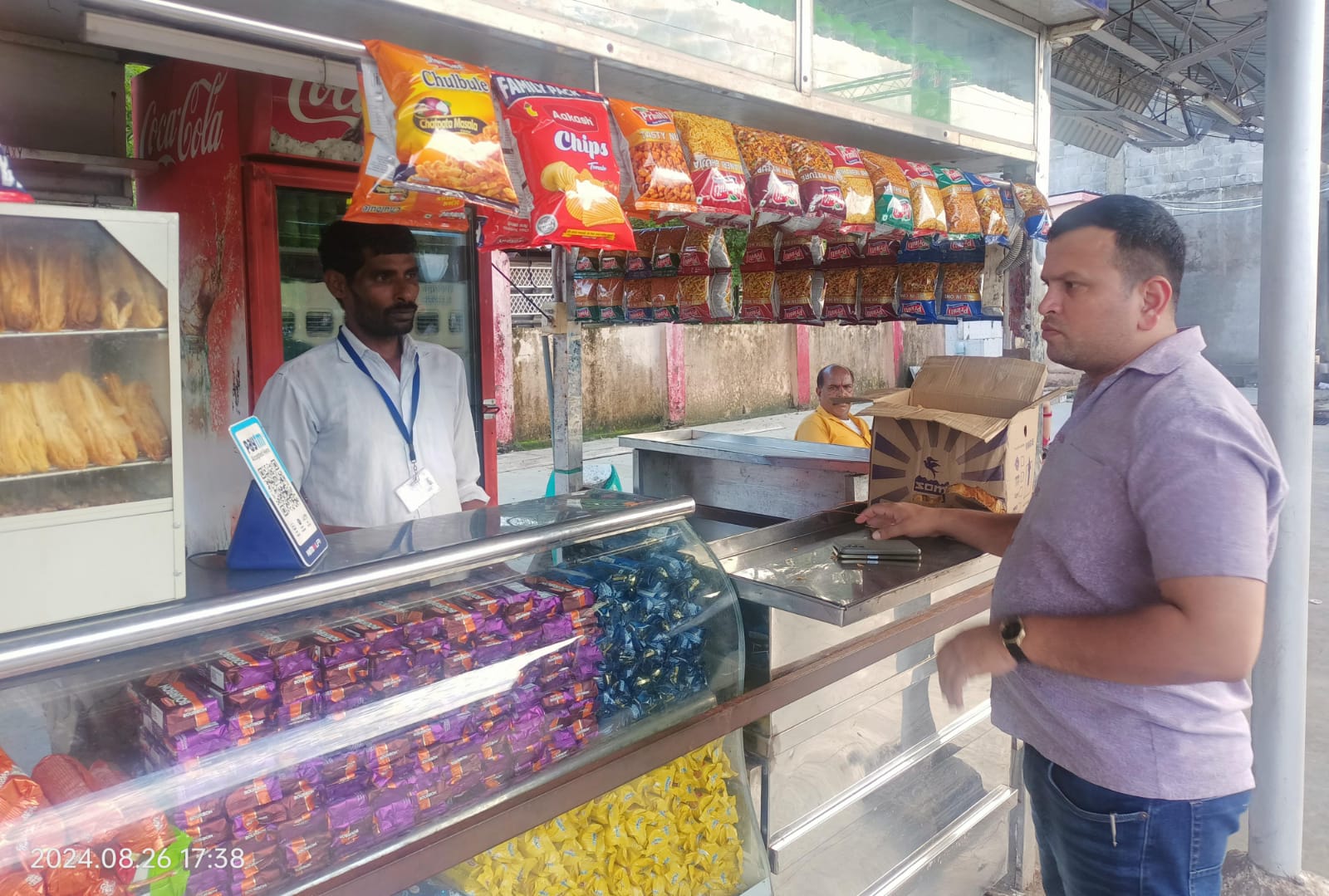 Surprise inspection of catering unit at Sant Hirdaramnagar station