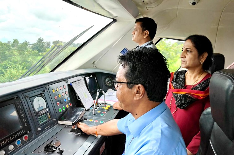 General Manager inspected from Vande Bharat train