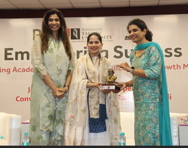 Special session of Dr. Pallavi Rao Chaturvedi and Jaya Kishori organized in Rabindranath Tagore University.