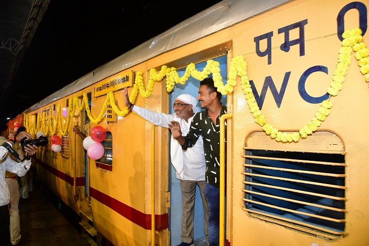 Chief Minister inaugurated Bhopal-Rewa Superfast Express train service by flagging off