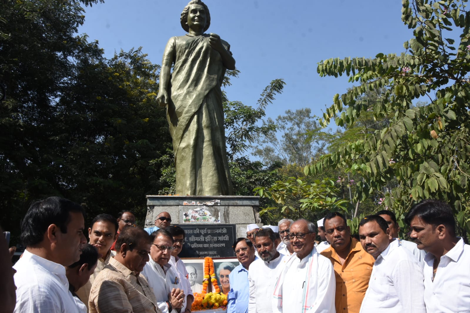 Former Chief Minister Digvijay Singh reached the state Congress headquarters and offered garlands and flowers on the pictures of both the personalities. 