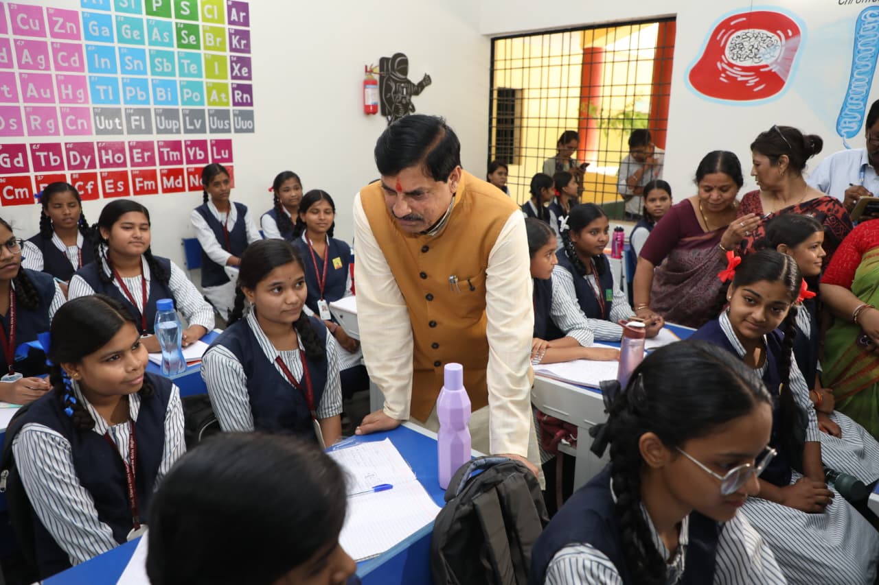 स्कूल के पहले दिन छात्राओं से आत्मीयता से मिले सीएम