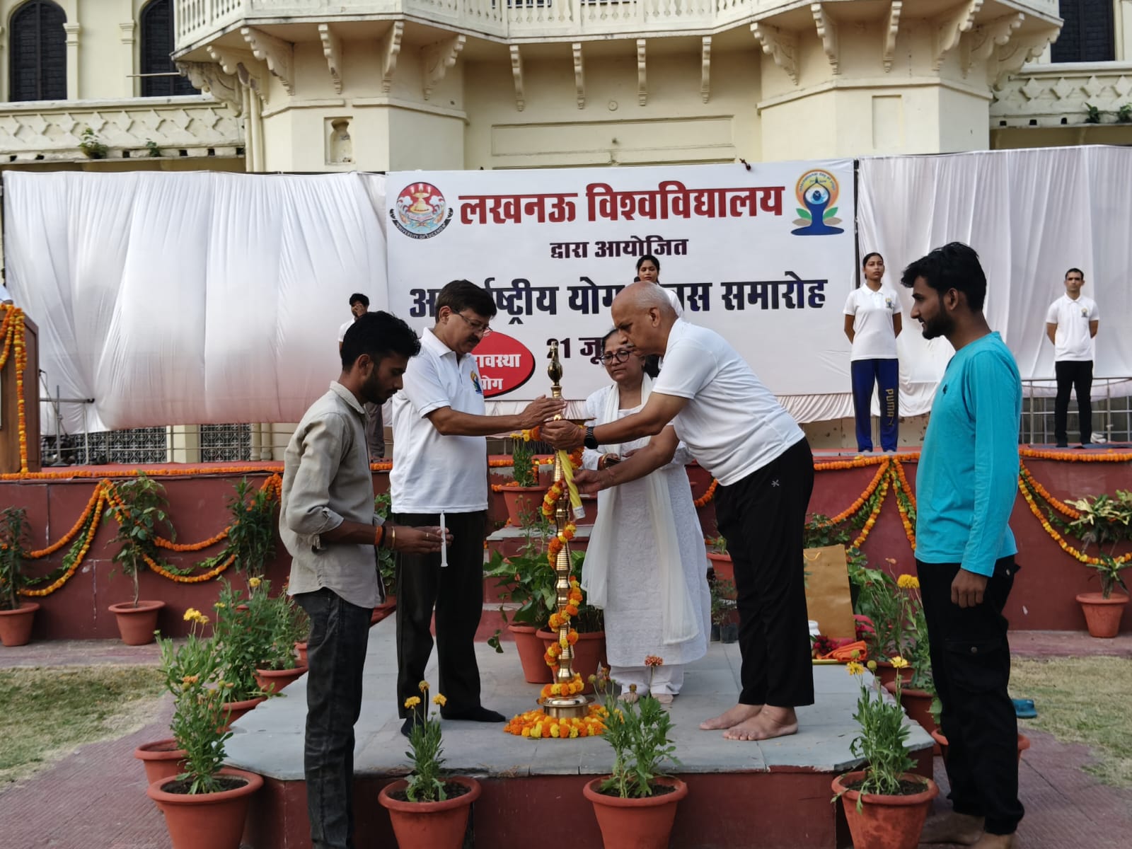 लखनऊ विश्वविद्यालय में योग दिवस पर 500 छात्रों ने किया योगाभ्यास