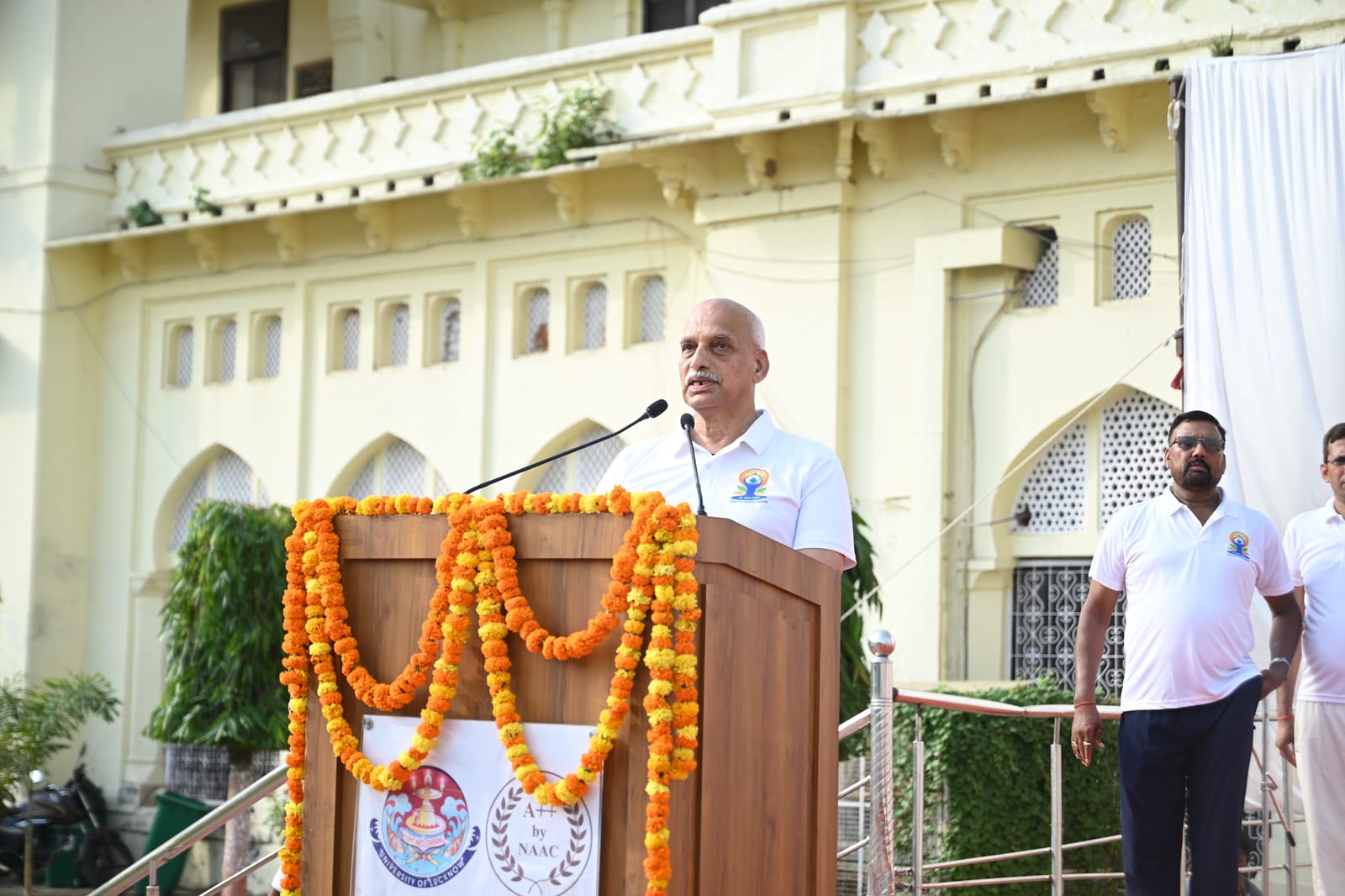 लखनऊ विश्वविद्यालय में योग दिवस पर 500 छात्रों ने किया योगाभ्यास