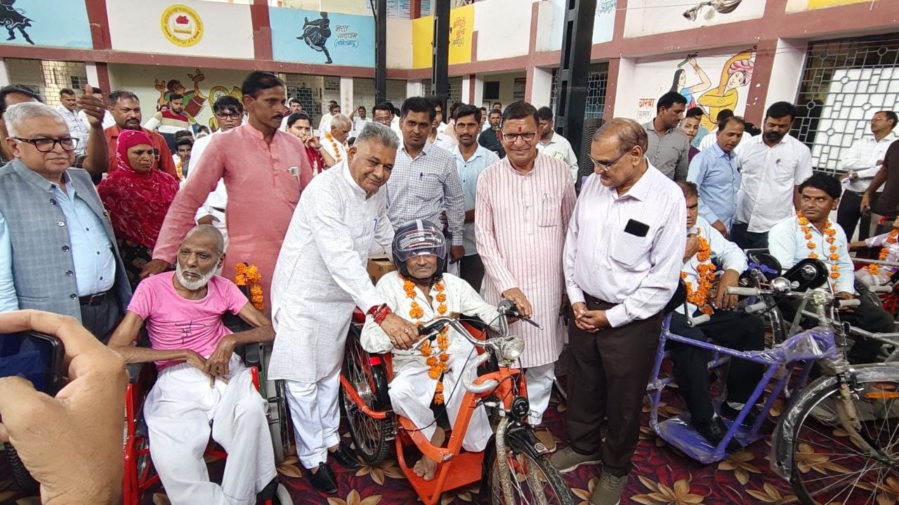 भोज मुक्त विश्वविद्यालय ने दिव्यांगों को सहायक उपकरण वितरित
