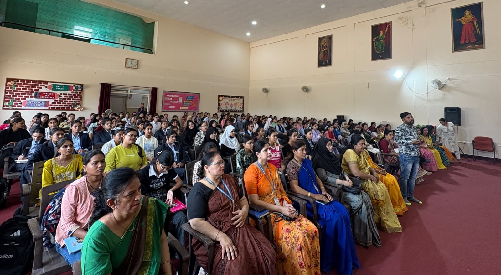 संत हिरदाराम गर्ल्स कॉलेज में प्रेरणादायी इंडक्शन कार्यक्रम आयोजित