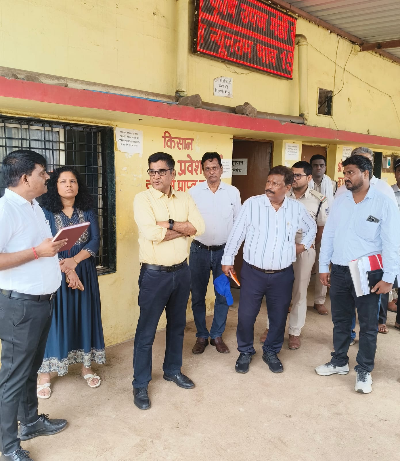 मंडी बोर्ड आयुक्त कुमार पुरुषोत्तम ने बैरसिया मंडी का आकस्मिक निरीक्षण