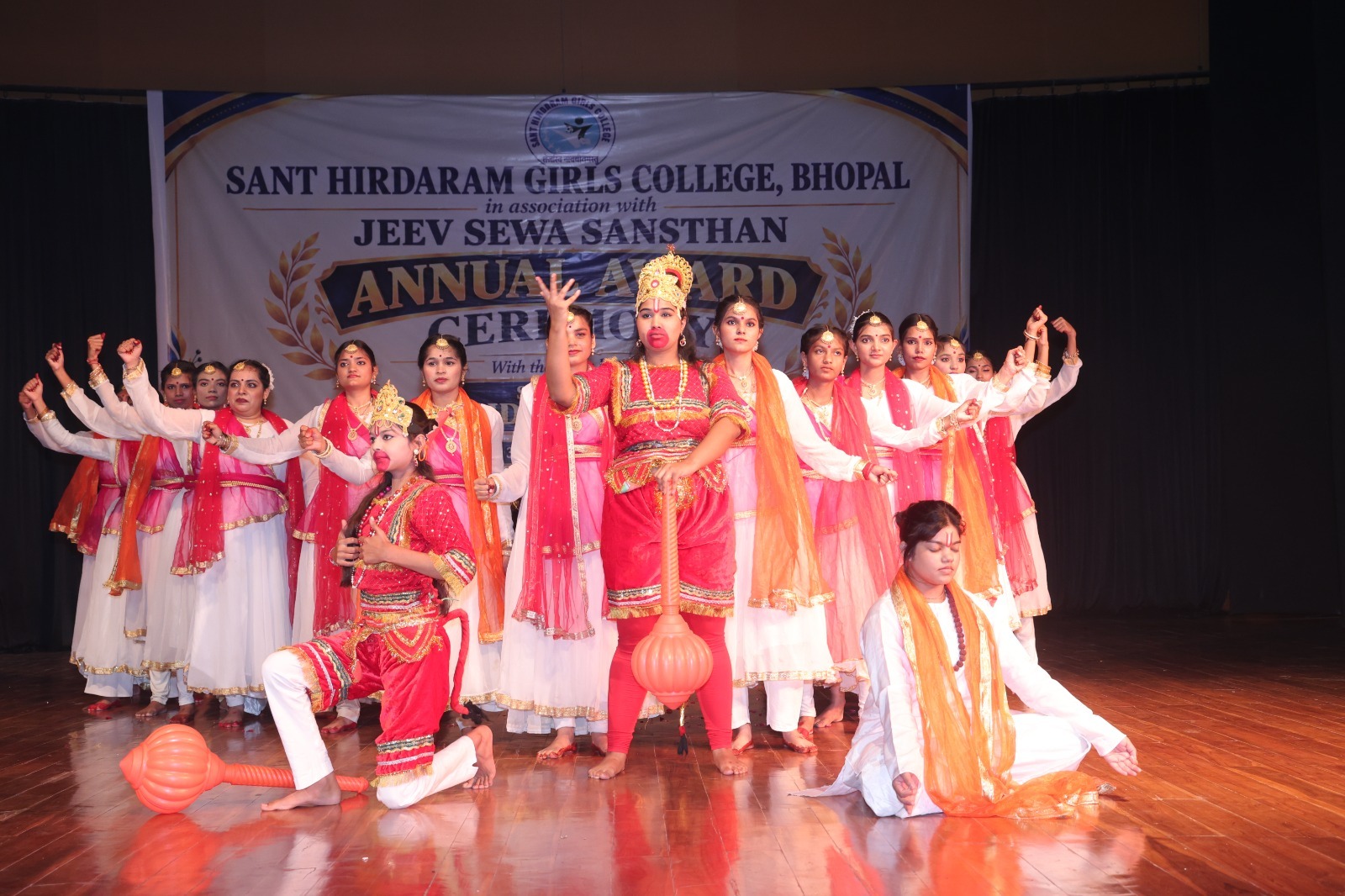 संत हिरदाराम गर्ल्स कॉलेज में वार्षिक पुरस्कार समारोह आयोजित