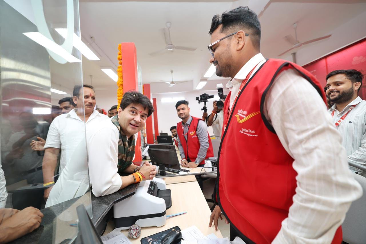 शिवपुरी में सिंधिया ने डाकघर का किया उद्घाटन