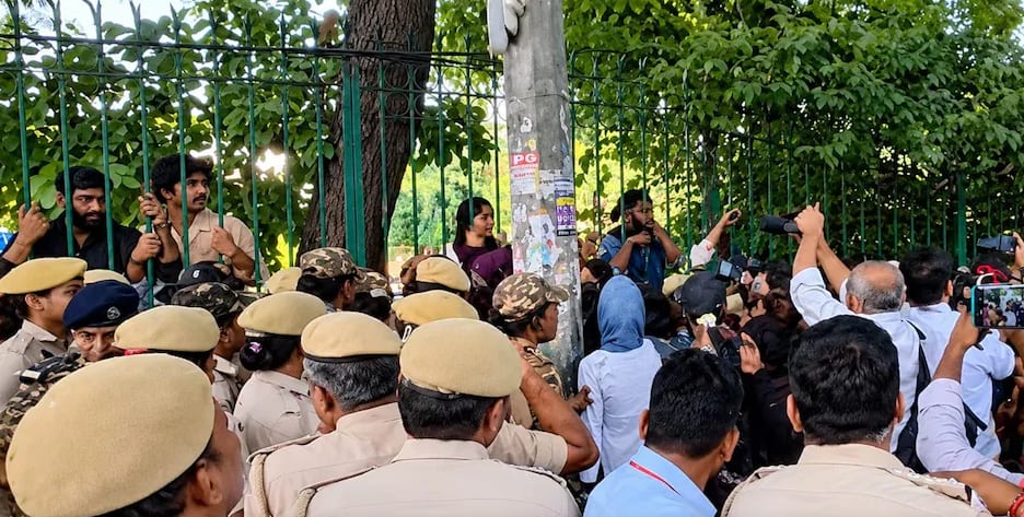 जामिया में छात्र प्रदर्शन तेज, गेट सील, कई हिरासत में