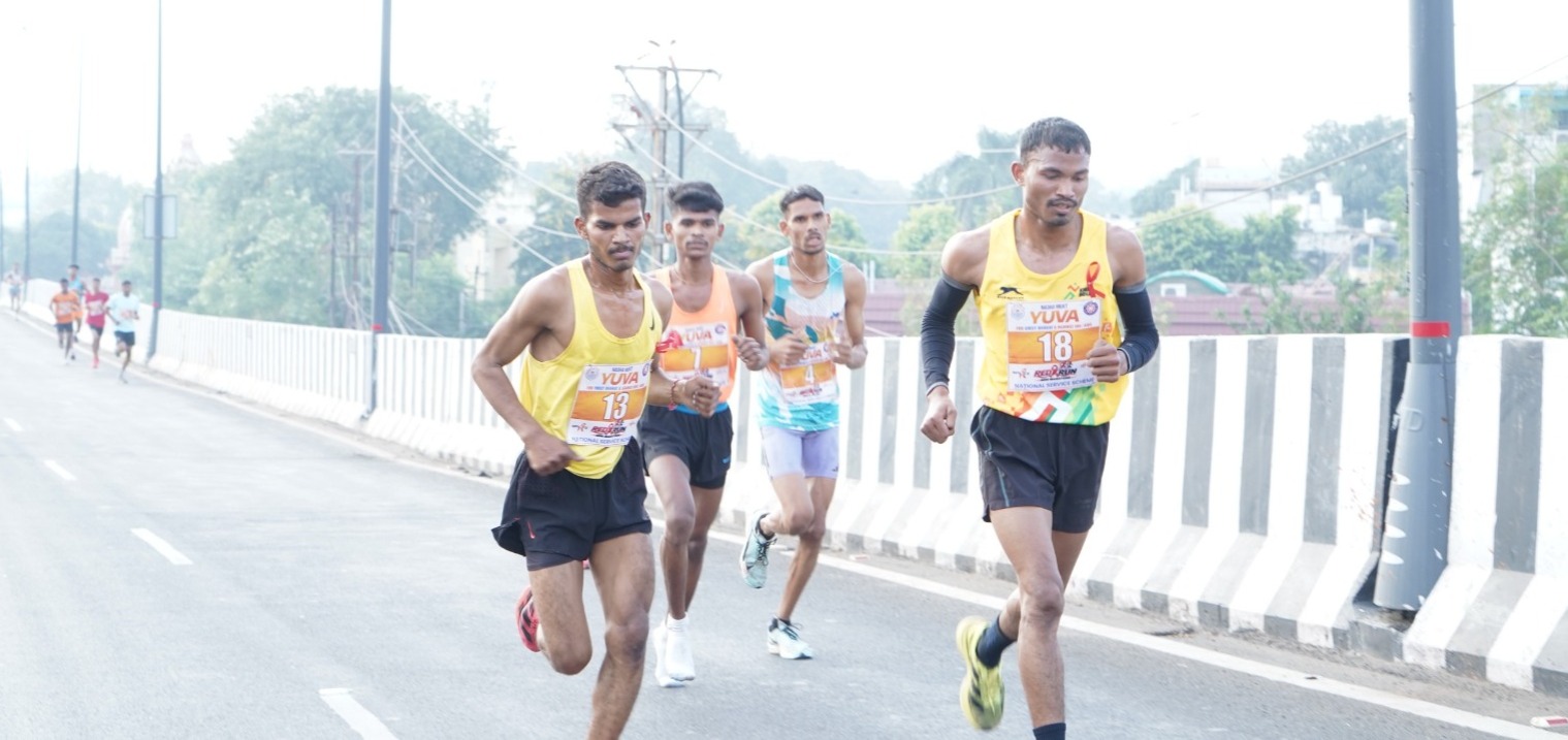 रेड रन मिनी मैराथन में युवाओं ने एचआईवी जागरूकता संदेश दिया