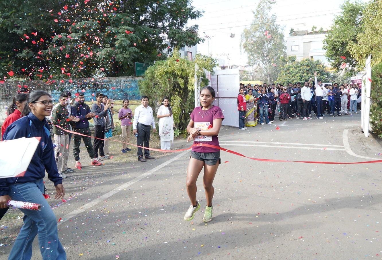 रेड रन मिनी मैराथन में युवाओं ने एचआईवी जागरूकता संदेश दिया