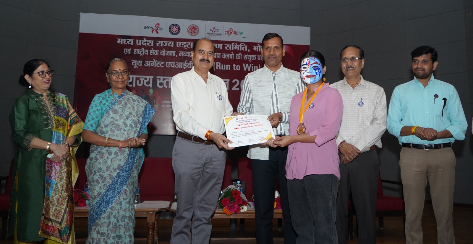 रेड रन मिनी मैराथन में युवाओं ने एचआईवी जागरूकता संदेश दिया