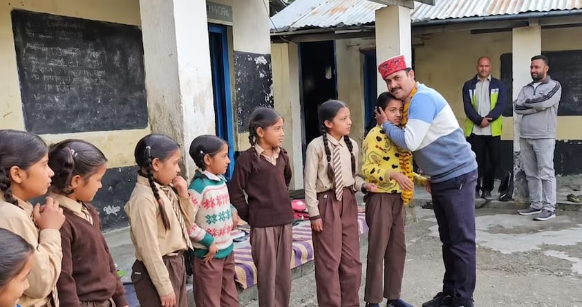 शिक्षक के तबादले पर रो पड़े बच्चे, 19 साल से पढ
