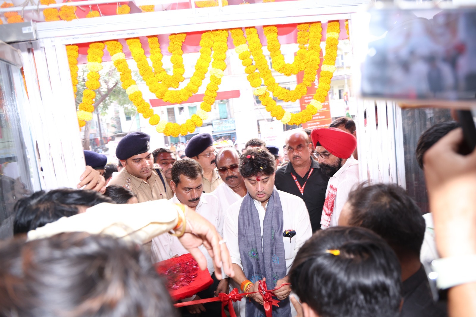सिंधिया ने अशोकनगर के नवनिर्मित प्रधान डाकघर का लोकार्पण किया