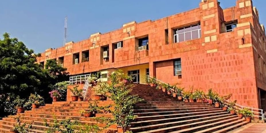 जामिया के बाद JNU की दीवारों पर नारे, बढ़ा विवाद