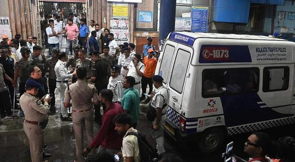 भगदड़ के दावों पर कोलकाता के जूनियर डॉक्टरों ने धमकियां बताईं