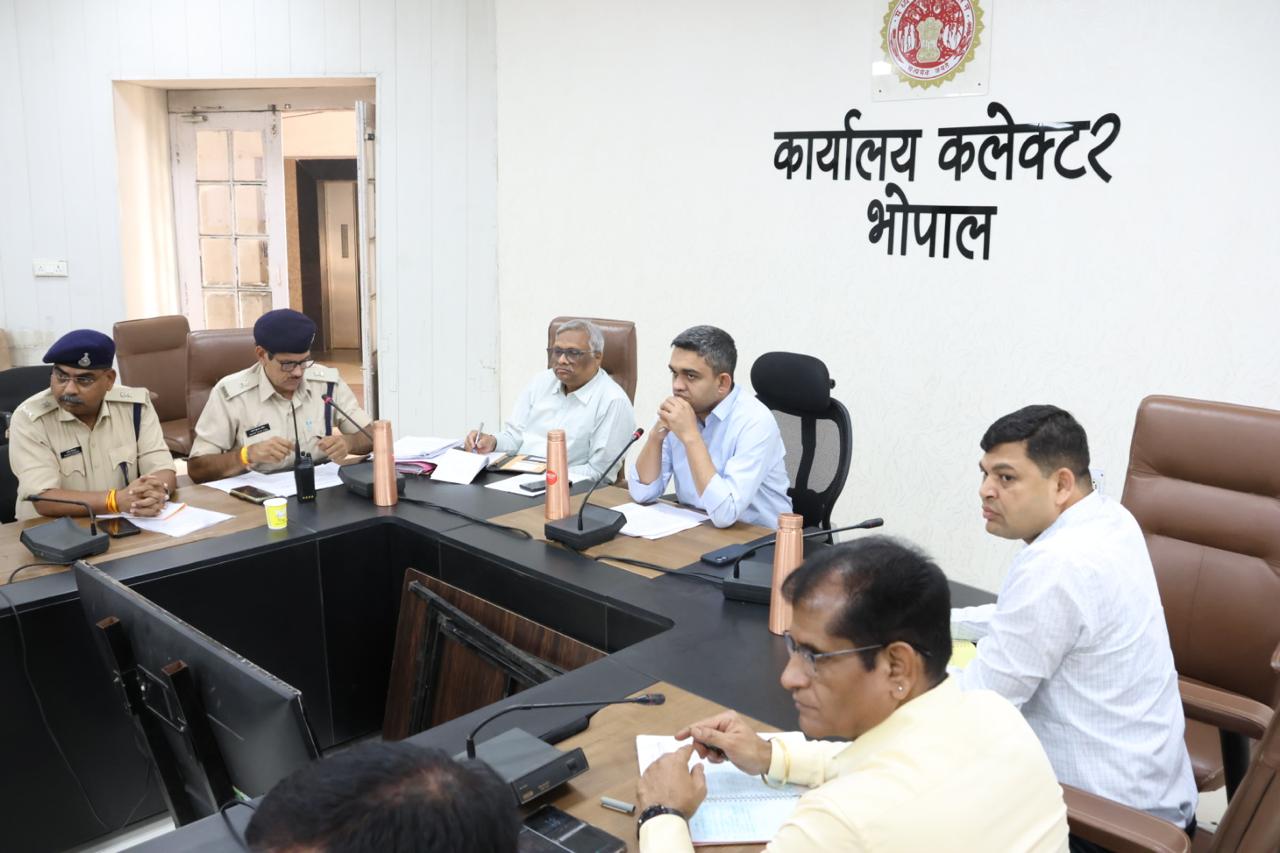 कलेक्टर मिश्रा ने समय पर सड़क सुधार के निर्देश दिए