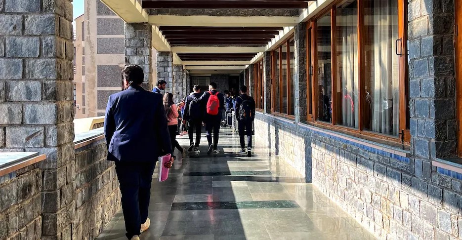 गुजरात के स्कूलों में बिना अनुमति प्रवेश पर रोक