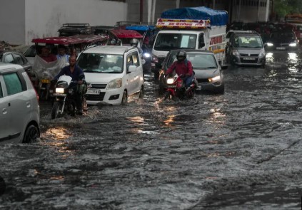 NCR में तेज बारिश, लखनऊ में बाढ़ और राजस्थान में ओले