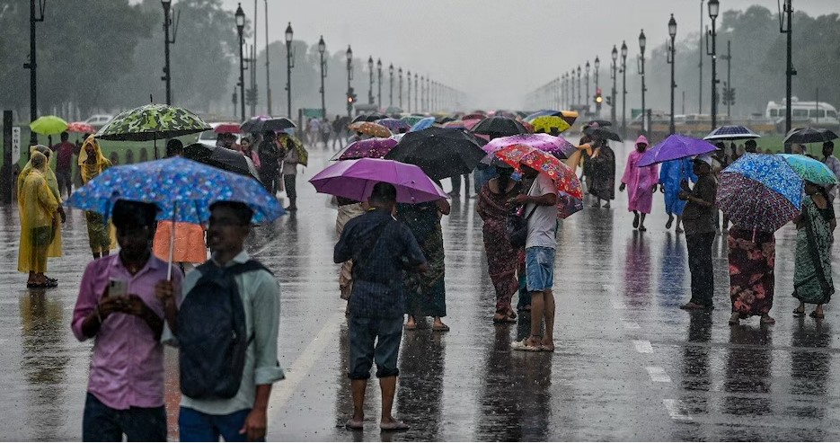 बेमौसम बारिश से दिल्ली में बदला मौसम, IMD का अलर्ट जारी