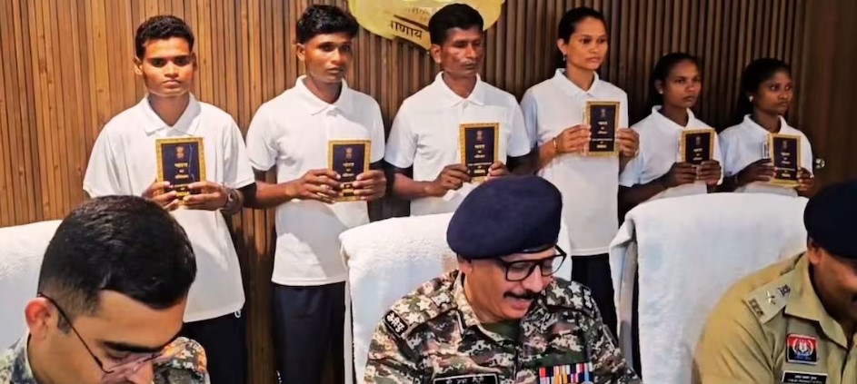 बस्तर में 35 लाख के इनामी छह नक्सलियों ने किया आत्मसमर्पण