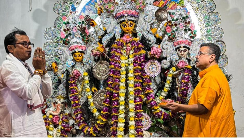 बंगाल सीएम बोले, वाम दल पार्टी कार्यालयों से किताबें बेचें