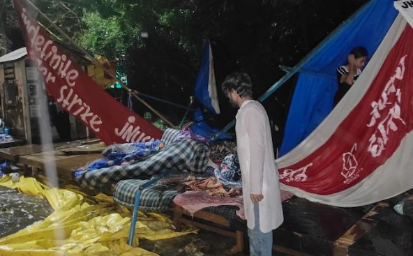 JNU में बारिश से ढहा भूख हड़ताली छात्रों का टेंट