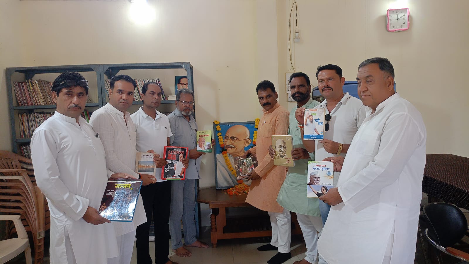 गांधी जयंती पर सिरोंज वाचनालय में गांधी साहित्य भेंट