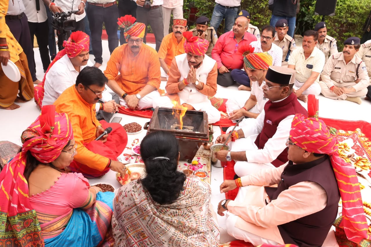 विजयादशमी पर मंत्री सारंग ने भोपाल में शस्त्र-पूजन किया