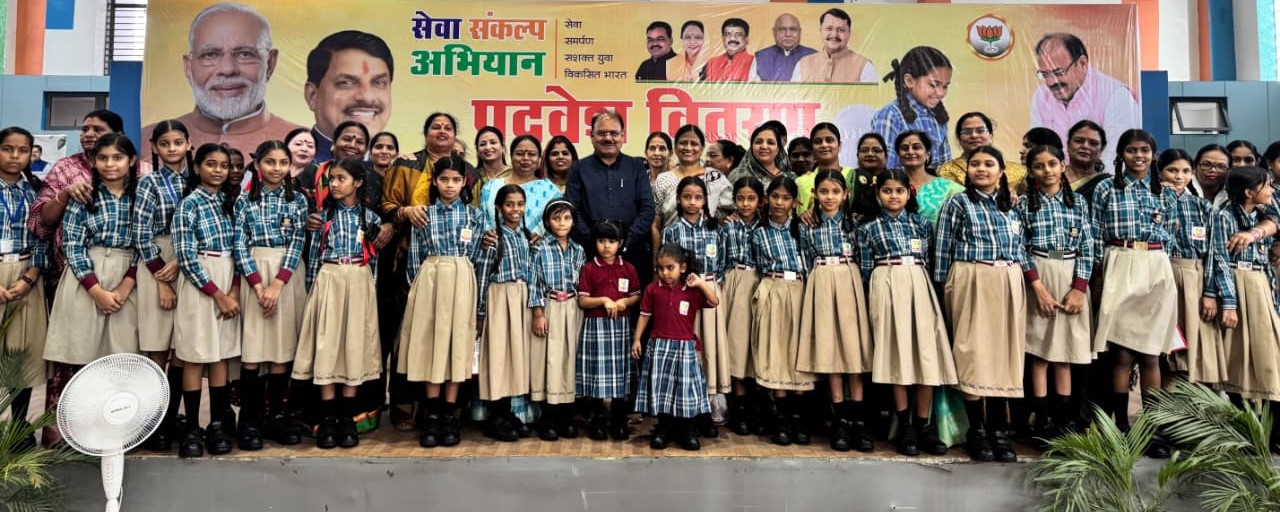 भगवानदास सबनानी ने नवरात्रि पर छात्राओं को दिया उपहार