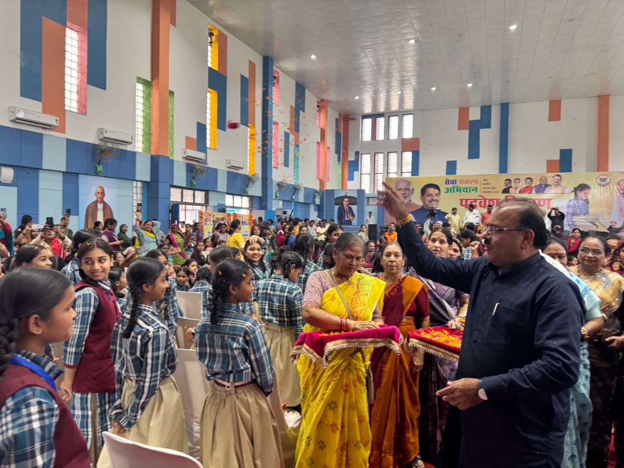 भगवानदास सबनानी ने नवरात्रि पर छात्राओं को दिया उपहार