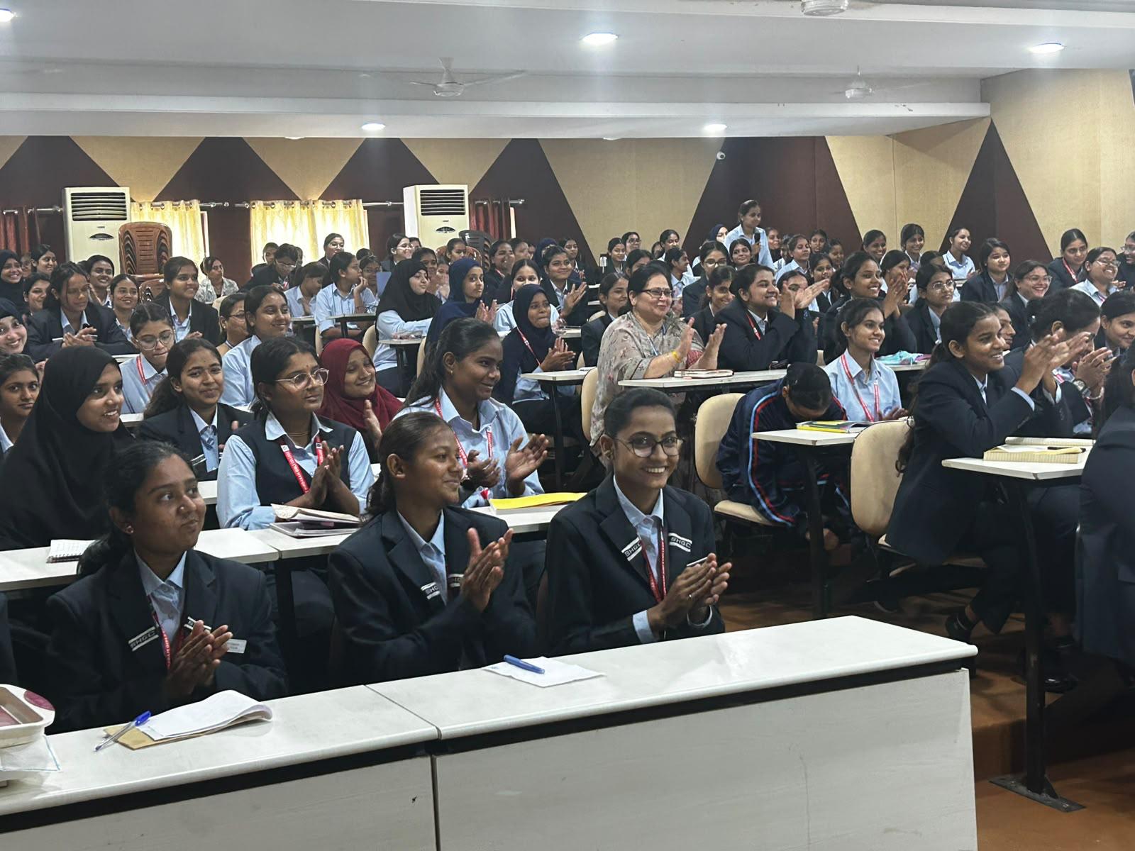 सिद्ध भाऊ ने छात्राओं को सफलता और संस्कारों का संदेश दिया