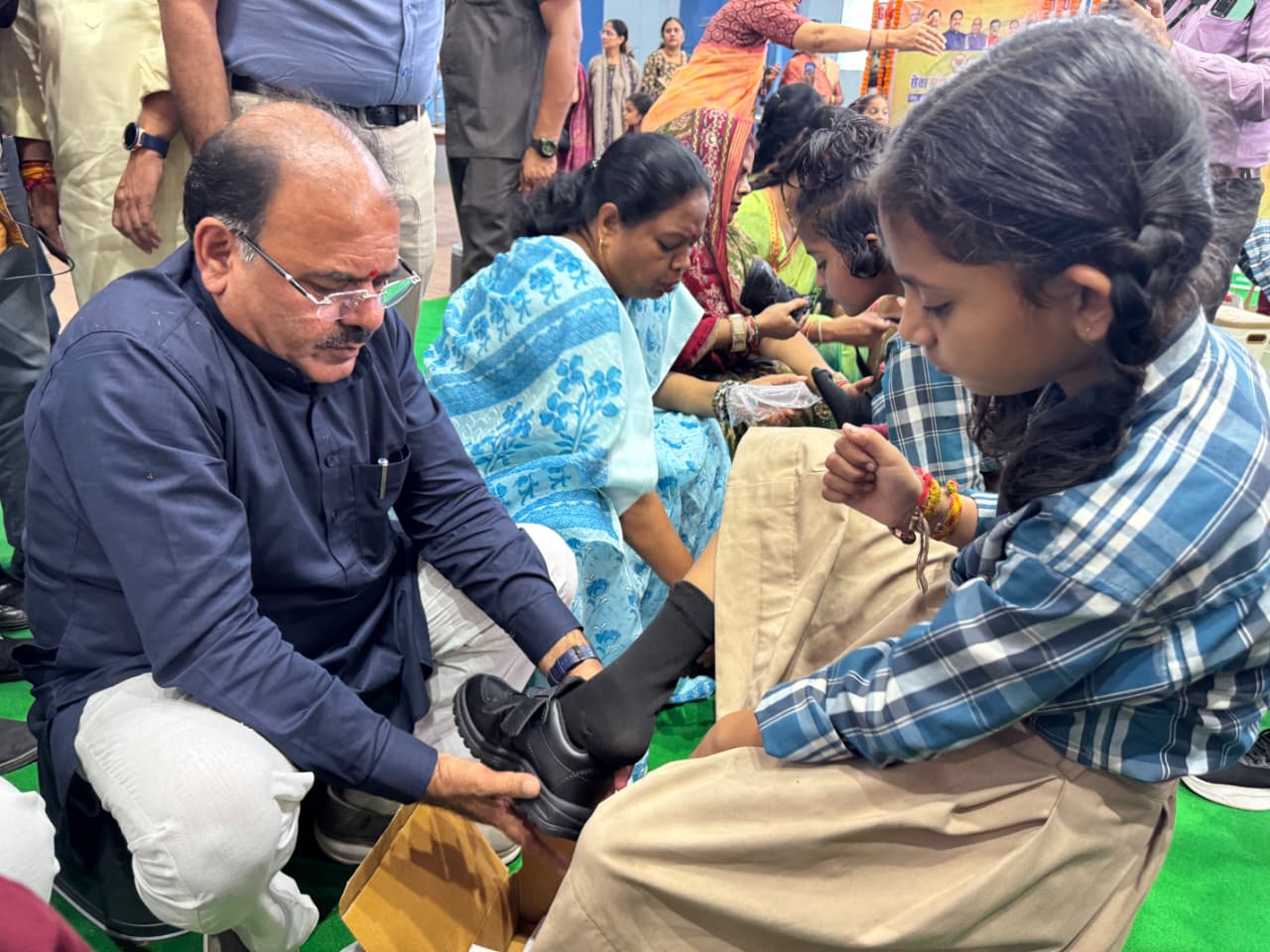 भगवानदास सबनानी ने नवरात्रि पर छात्राओं को दिया उपहार