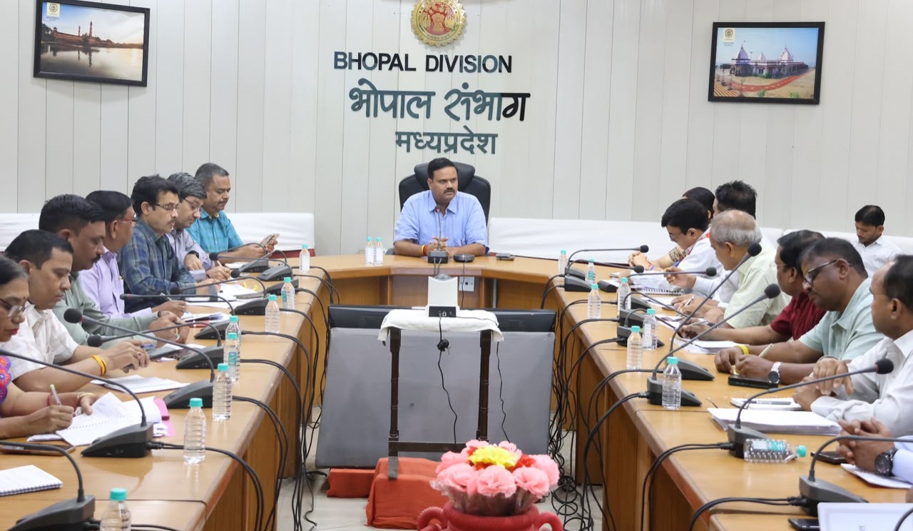 संभागायुक्त शर्मा ने किसानों को खाद-बीज उपलब्ध कराने के निर्देश दिए