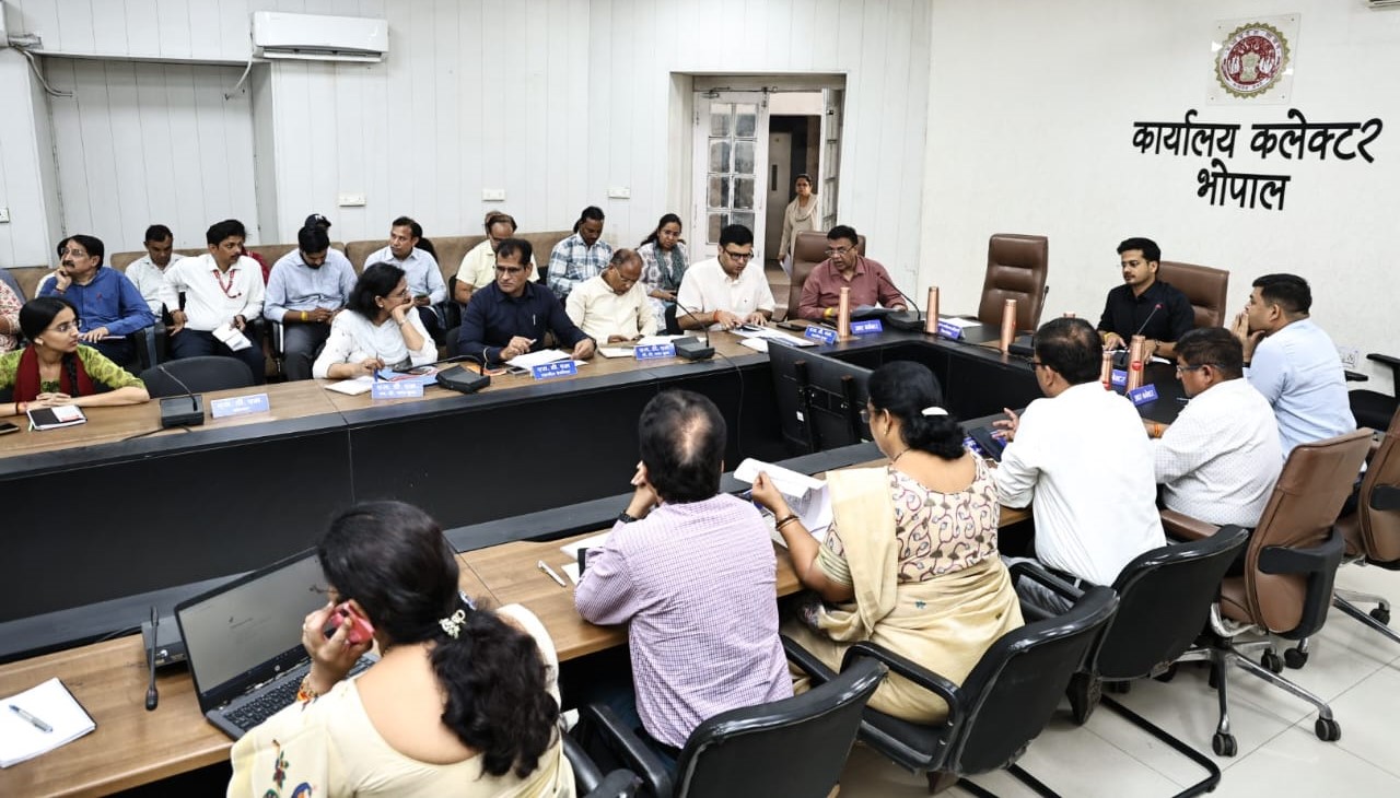 एडीएम पांडे ने छात्रावासों के नियमित निरीक्षण के निर्देश दिए