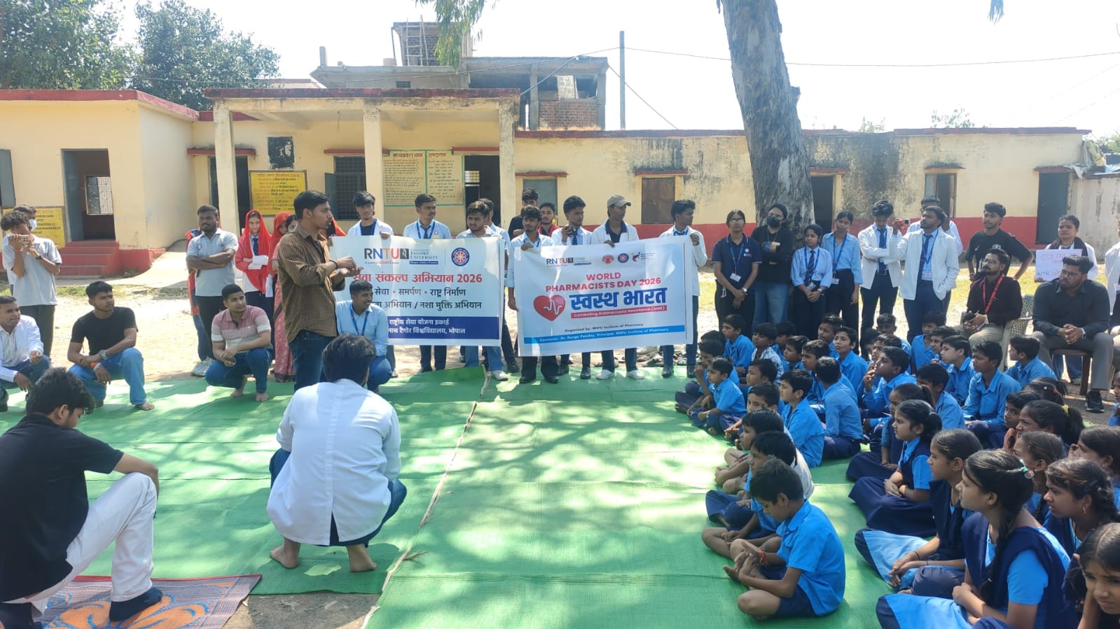 आरएनटीयू विद्यार्थियों ने नुक्कड़ नाटक से एंटीबायोटिक के दुरुपयोग पर जागरूक