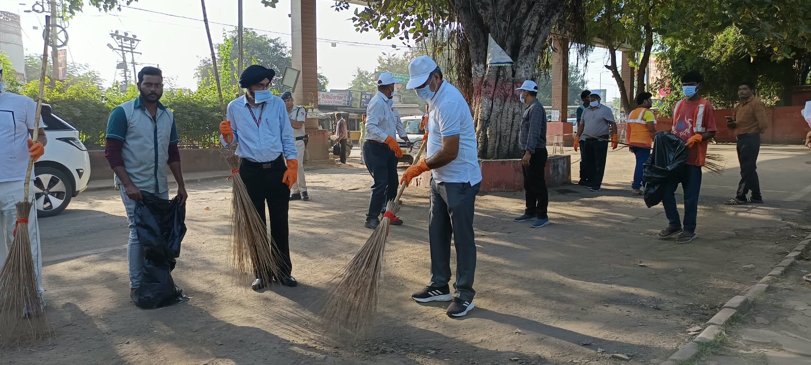 भोपाल स्टेशन पर स्वच्छता ही सेवा’ अभियान में सामूहिक श्रमदान