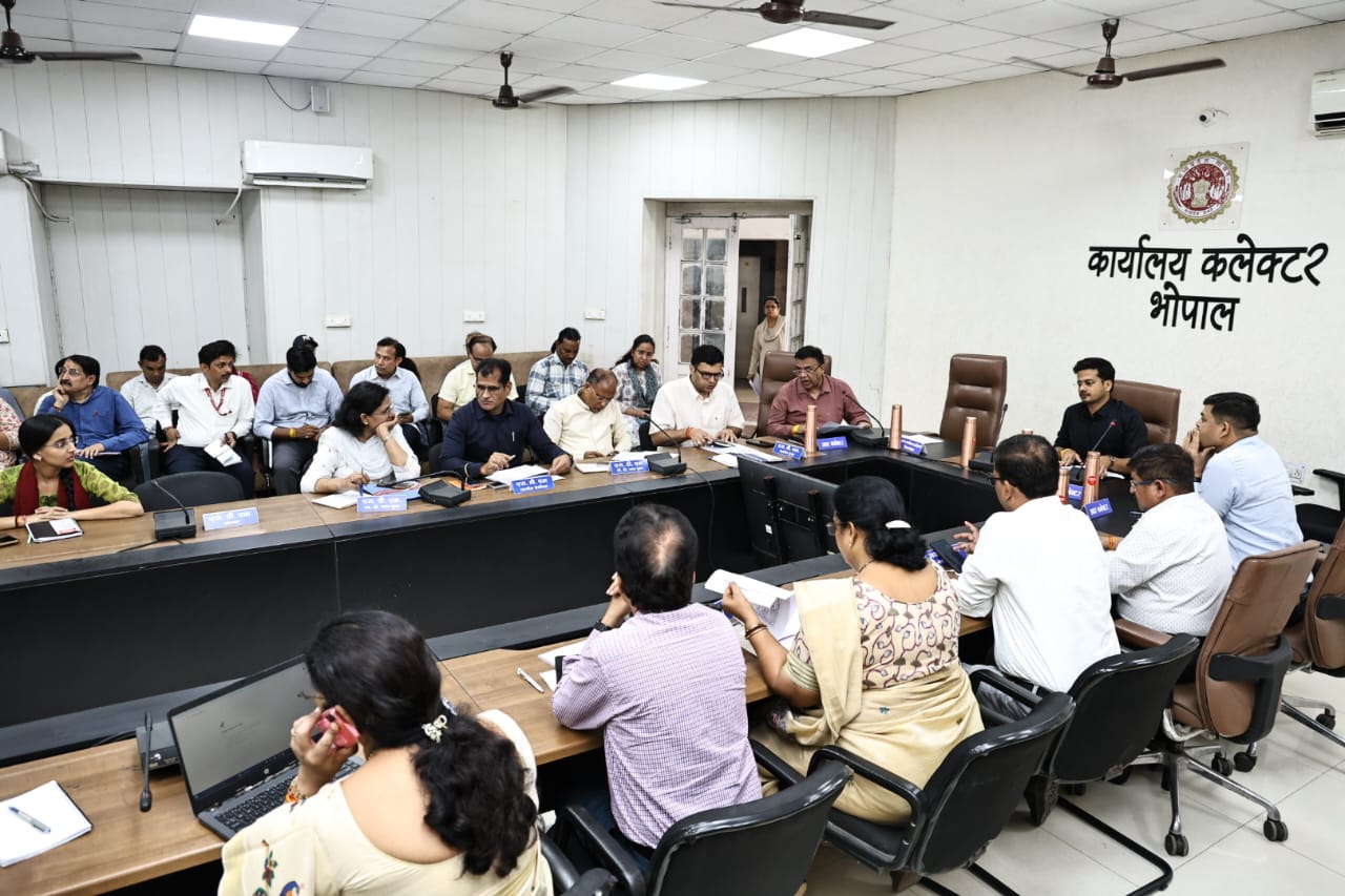 पांडे ने एसडीएम को छात्रावासों के नियमित निरीक्षण के निर्देश दिए