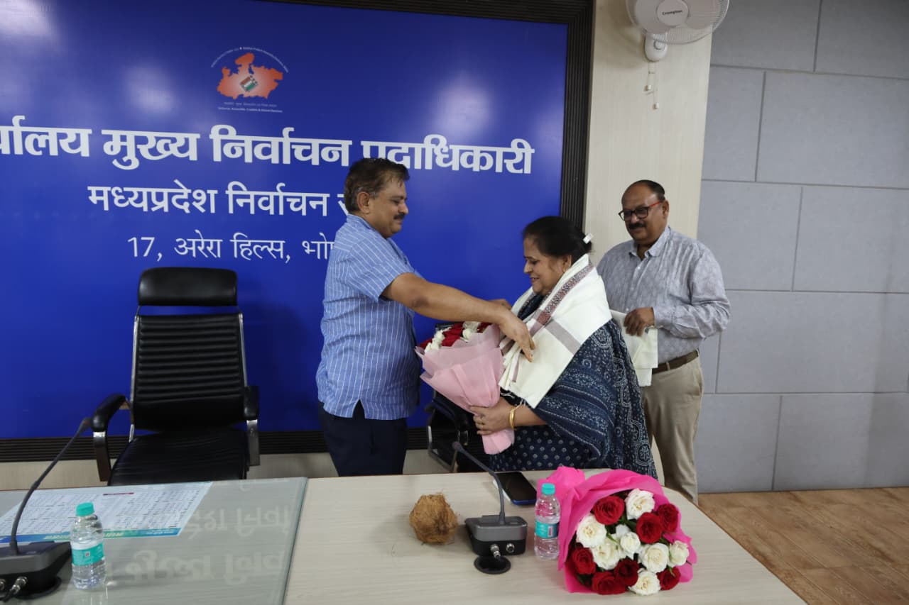 निर्वाचन भवन में दो अधिकारियों-कर्मचारियों का विदाई समारोह आयोजित