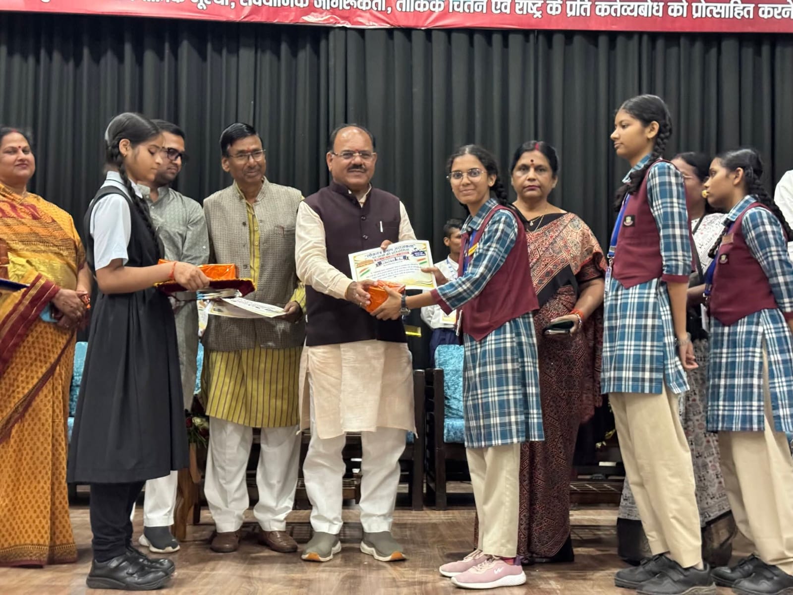 मॉडल स्कूल में लोकतंत्र बनाम अराजकता पर छात्र प्रतियोगिता आयोजित